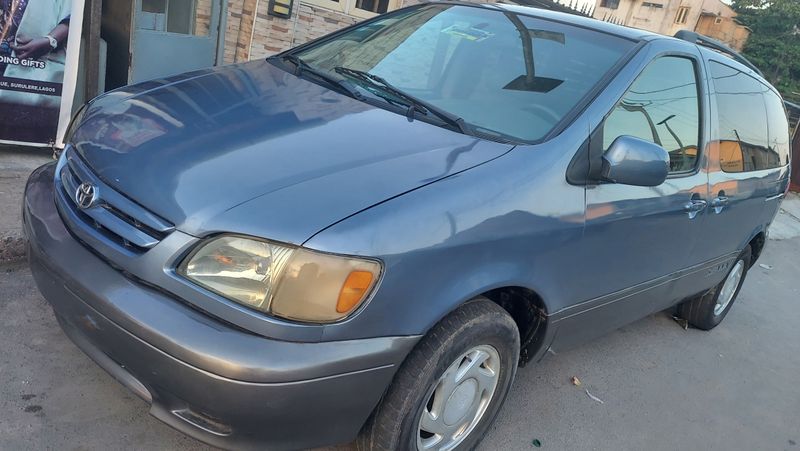 Thumbnail 2 of 2002 Toyota Sienna XLE